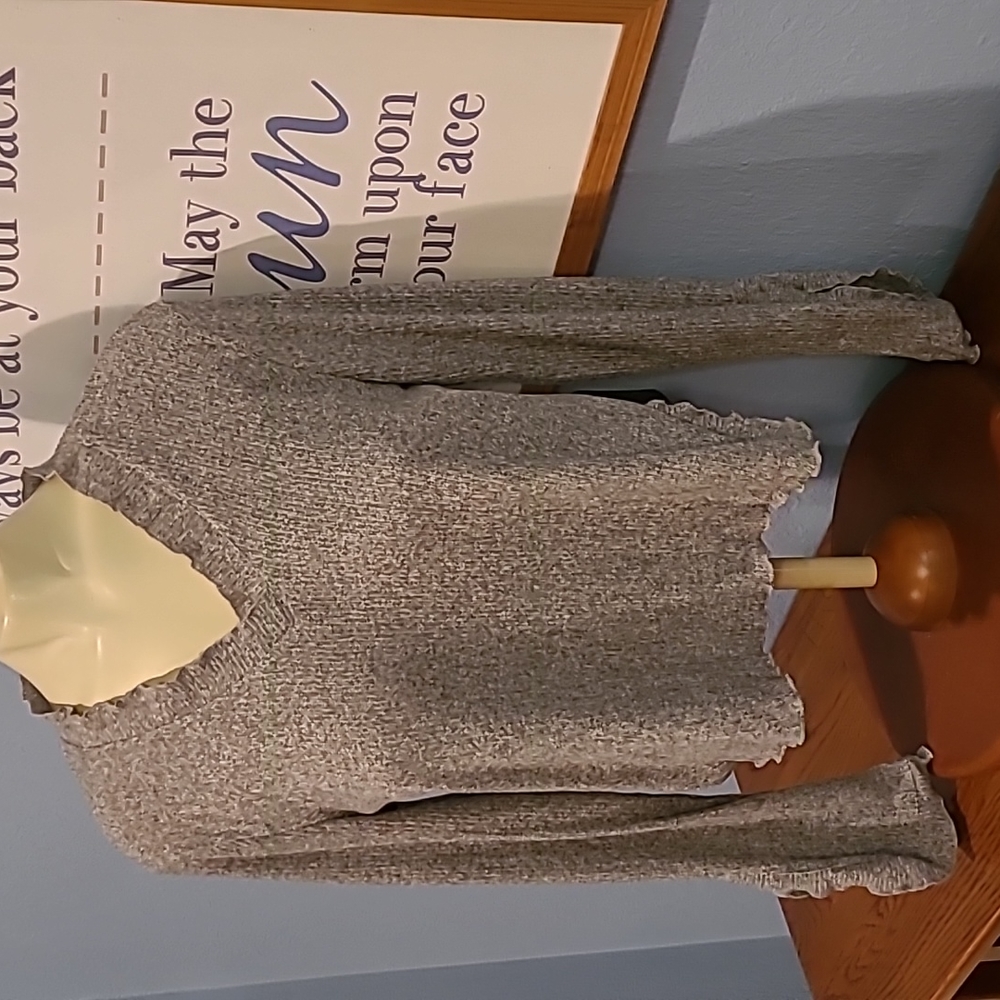 Gypsies & Moondust sweater V-neck lightweight grey sweater like new Large